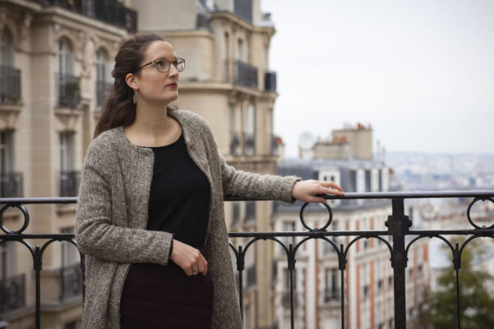 Pauline sur les hauteurs de Montmartre. Je profite de la vue de Paris pour réaliser ce nouveau portrait de Pauline.