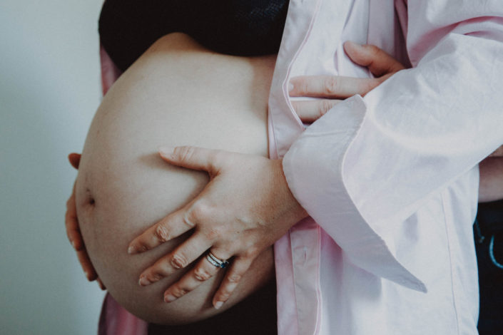 Les mains posées sur le ventre. Un contact important tout au long des 9 mois de grossesse. C'était donc important de prendre en photos ces gestes également au sein de la séance photos grossesse.