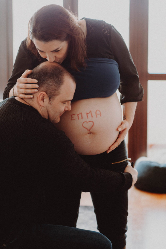 Les câlins entre la future maman et le futur papa capturés grâce à cette superbe séance photos grossesse. De l'amour à partager avec le bébé dans le ventre.
