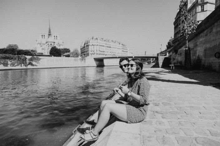 Elsa Couteiller Photographie - elsamichellelaurablanche.com - séance photos lifestyle Paris - Pont Marie - Pont de Sully - Notre-Dame de Paris - Marie - Florian - amoureux (3)